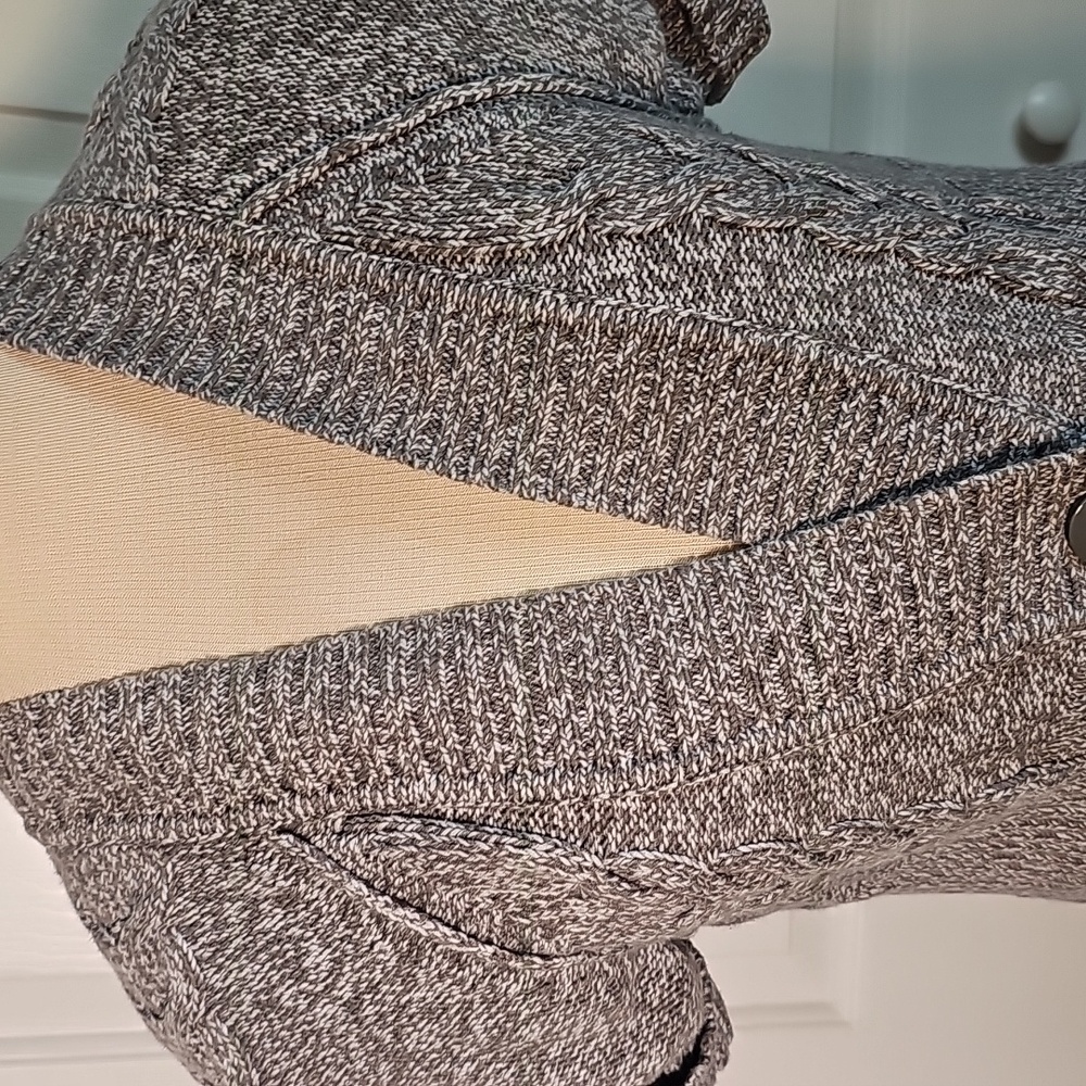 Gray Cable Knit Women's Short Sleeve Sweater. Three Large Buttons. Size Meduim.